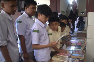 Stadium Generale bertajuk "Memahami Kelokalan, Menyelami Kampung Halaman" ini dimeriahkan juga dengan pameran, perpustakaan berjalan, dan bazar buku. (Foto: ppi24.sch.id)